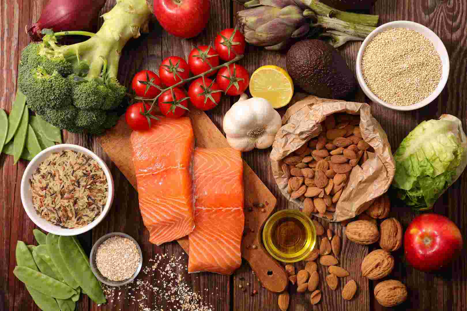 Vielfalt an Lebensmitteln: Früchte und Gemüse, Getreide und Nüsse sowie Fisch.
