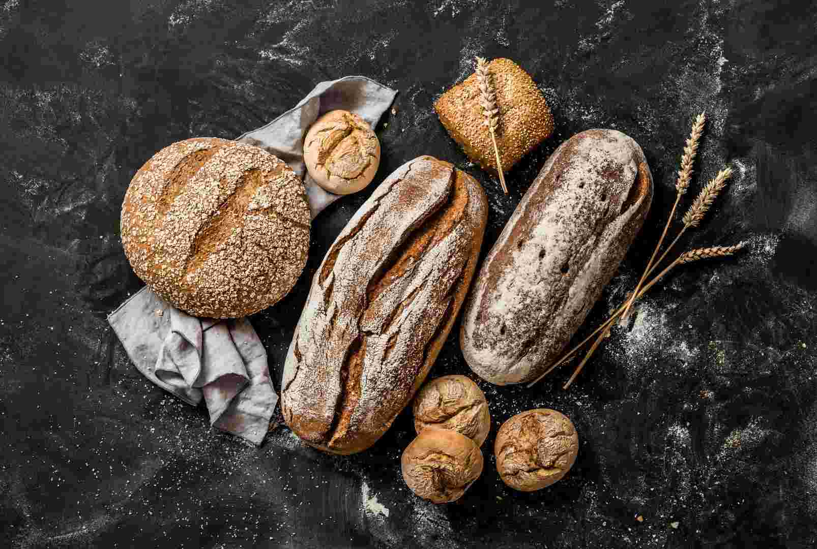 Brot, das die Vorteile von Enzymanwendungen beim Backen zeigt, wie verbesserte Textur und Haltbarkeit.