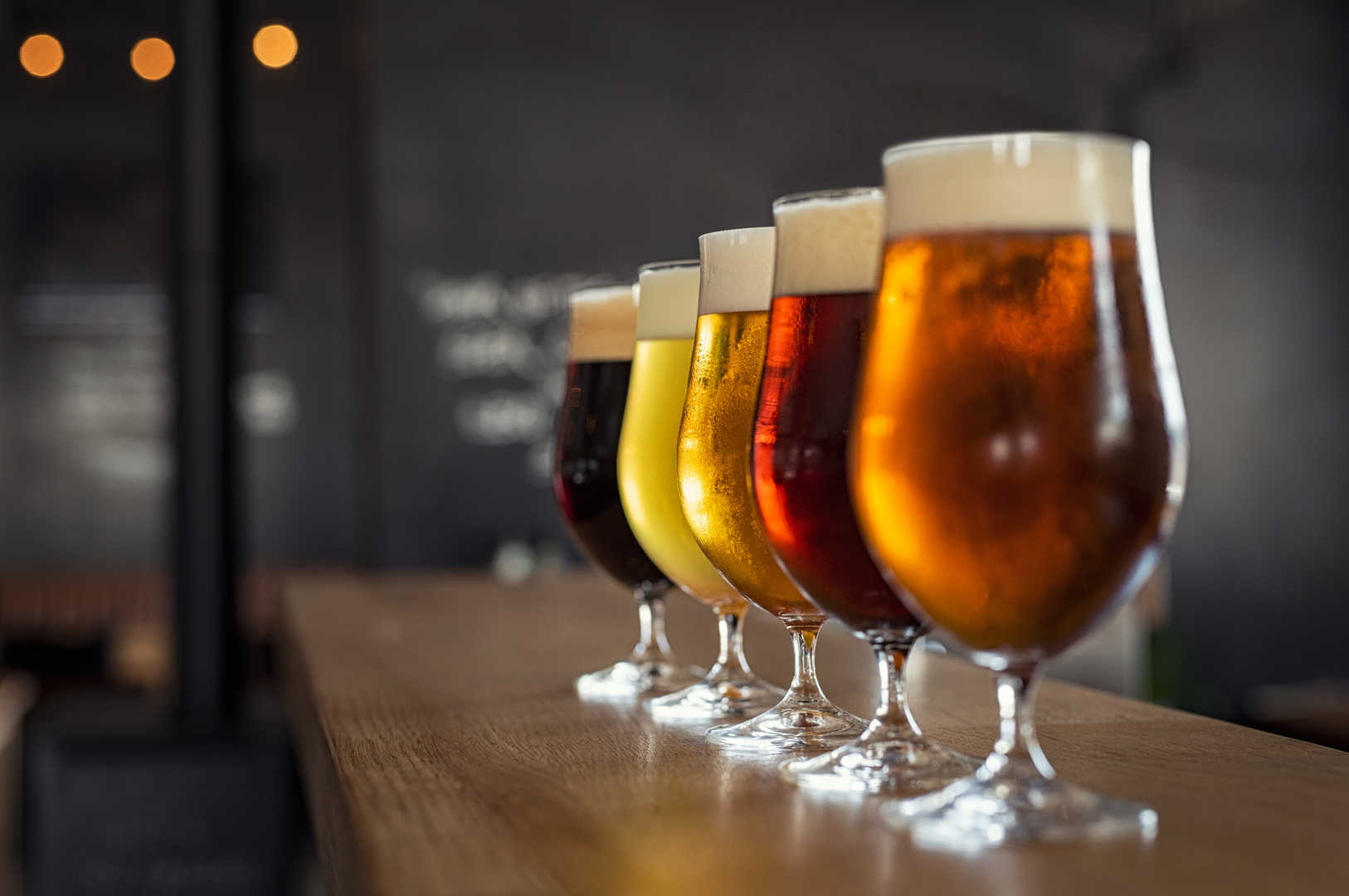 Bier, das zeigt, wie Enzyme in der Brauindustrie für verbesserten Geschmack und Effizienz eingesetzt werden.