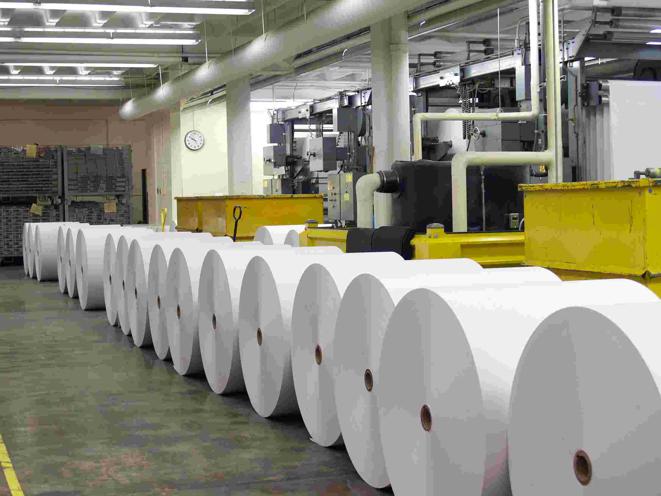 Papierfabrik und Papierrollen.