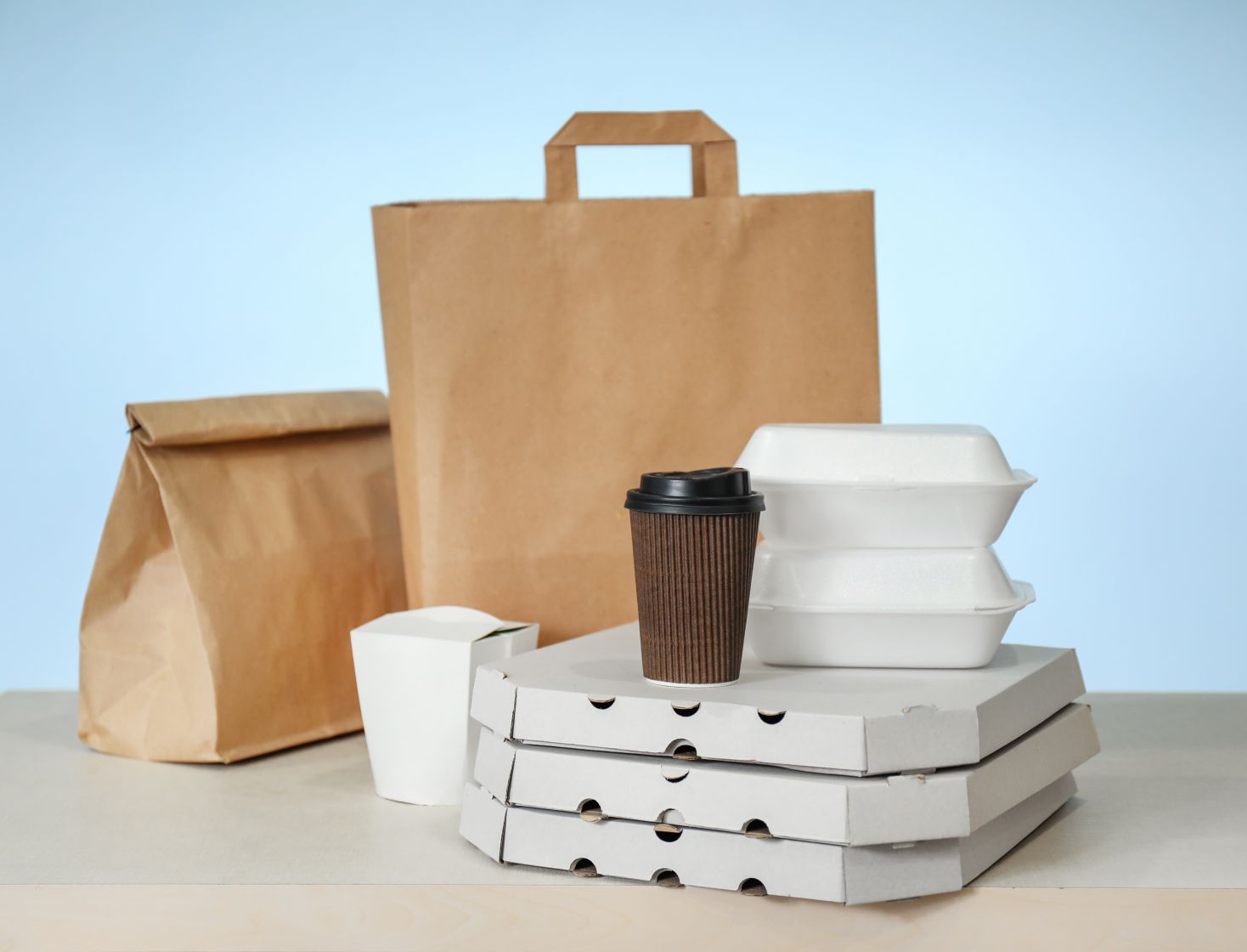 Alle Arten von Papierprodukten: Papiertüten, Kartons, Becher.
