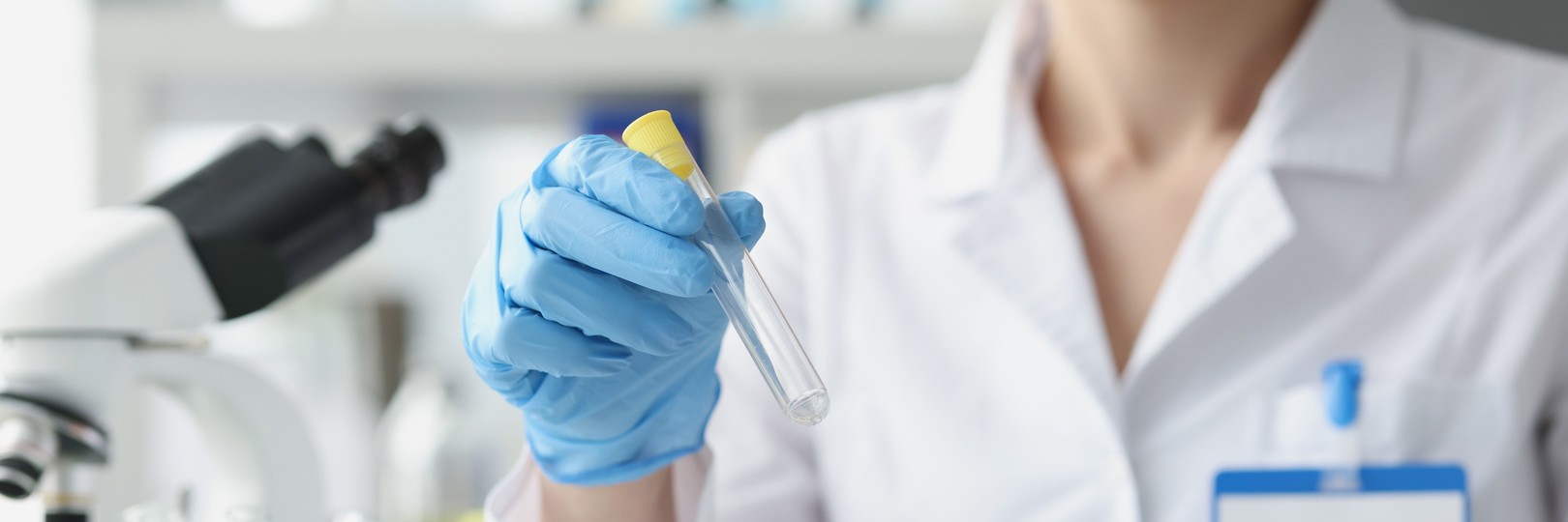 Überprüfung der Wirksamkeit und Sicherheit von Pflanzenextrakten durch Experimente.